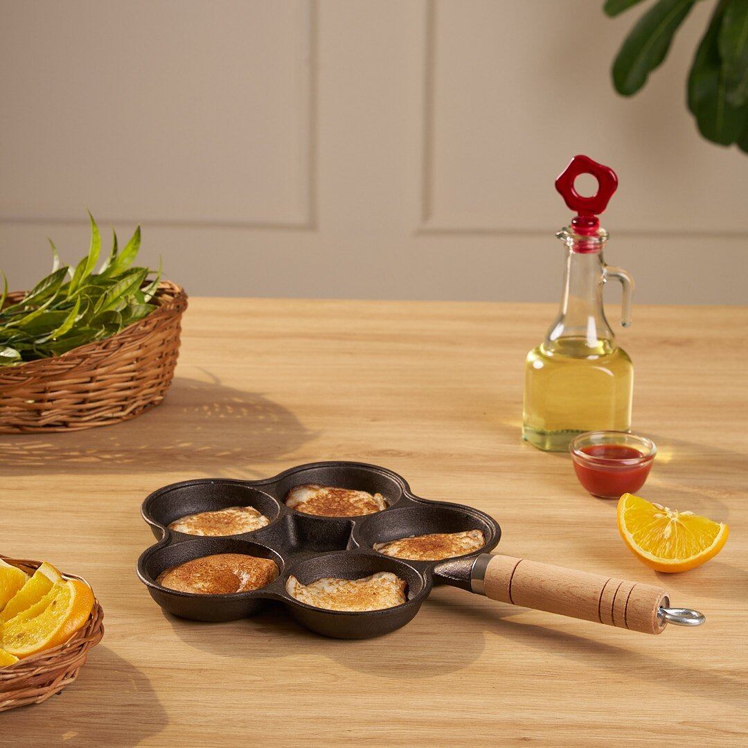 Cast Iron Nonstick Multi-Section Breakfast Frying Pan with Wooden Handle (22cm)