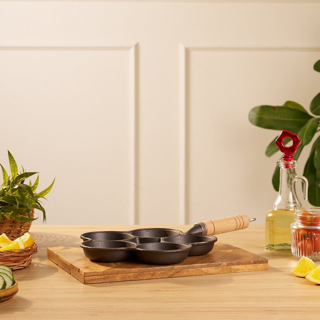 Cast Iron Nonstick Multi-Section Breakfast Frying Pan with Wooden Handle (22cm)